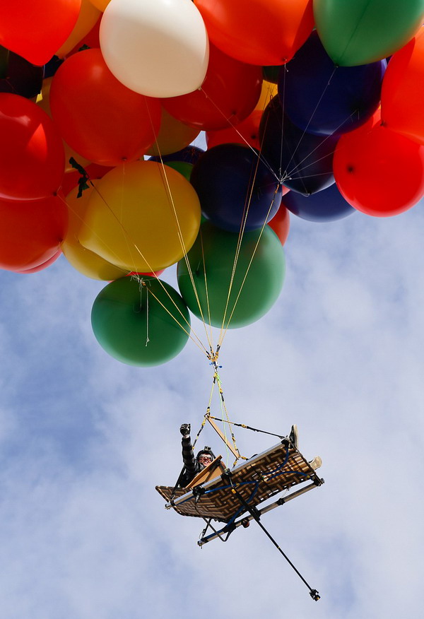 躺椅版“飛屋環(huán)游”:美冒險(xiǎn)家用氫氣球升空2400米 躺椅版“飛屋環(huán)游”:美冒險(xiǎn)家用氫氣球升空2400米