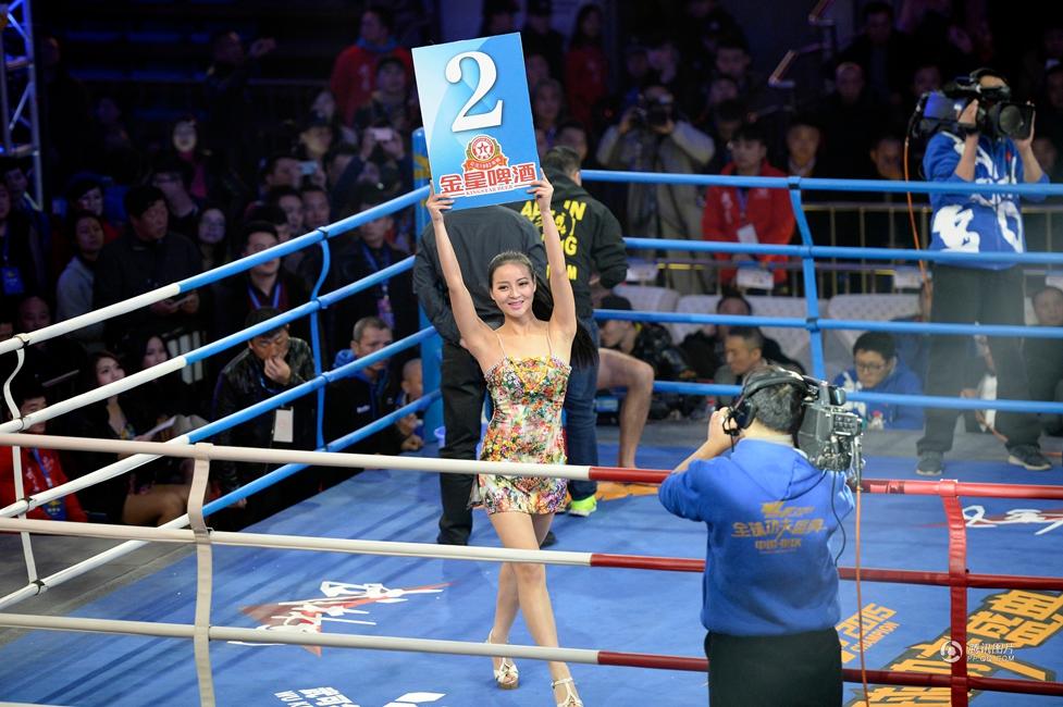 搏擊場(chǎng)舉牌女郎辛酸