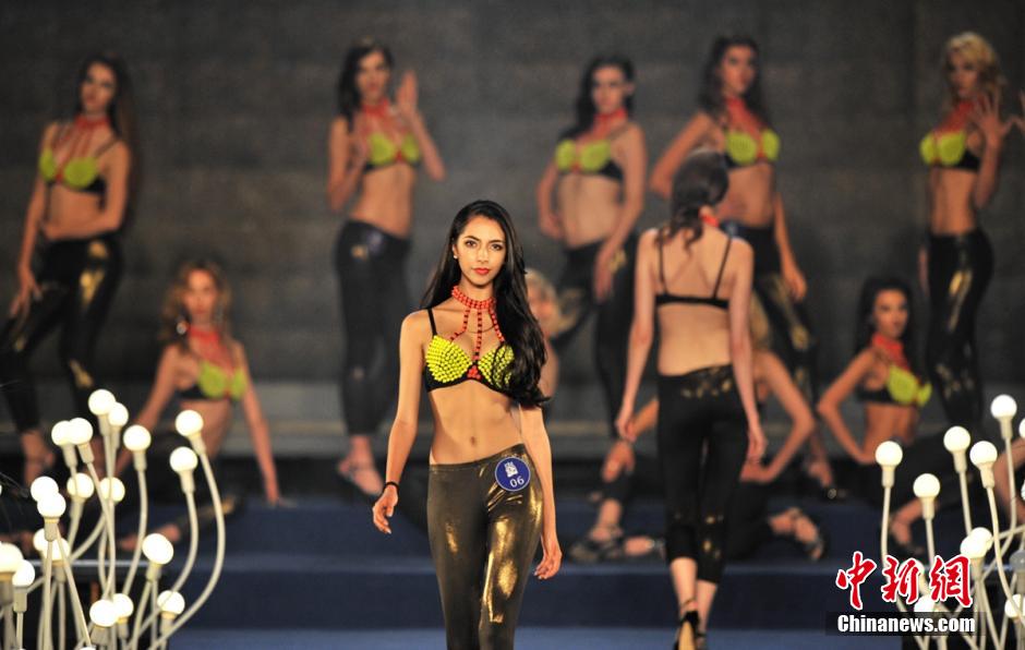 世界超模巔峰對(duì)決“中國(guó)風(fēng)”驚艷亮相 世界超模巔峰對(duì)決“中國(guó)風(fēng)”驚艷亮相