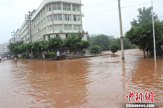 內江田家鎮(zhèn)暴漲的洪水已經(jīng)漫過街道