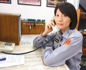 　　27歲的臺(tái)灣高雄市鹽埕區(qū)女警王文君，留一頭俏麗短發(fā)，身高175公分?！堵?lián)合報(bào)》圖