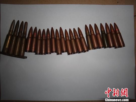 覃某主動(dòng)上交的23發(fā)子彈。　鐘欣　攝