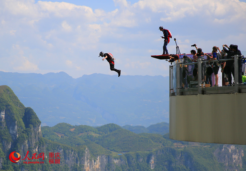 28日，2016世界低空跳傘大賽在重慶云陽(yáng)龍缸景區(qū)正式開(kāi)賽。圖為選手角逐中。劉政寧 攝