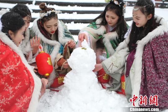 古裝美女雪中斗艷穿越古今玩“打雪仗、堆雪人”